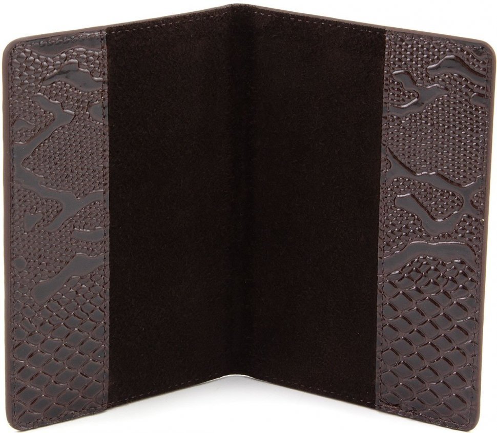 Обложка для паспорта темно-коричневого цвета из фактурной кожи KARYA (093-015)