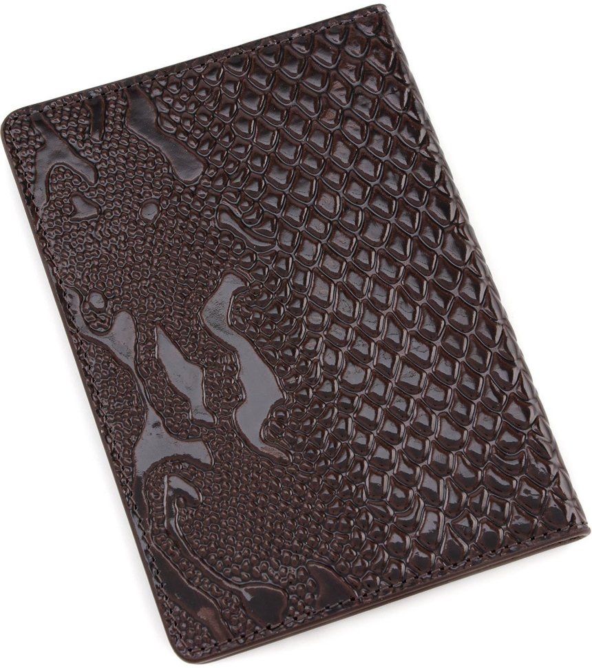 Обложка для паспорта темно-коричневого цвета из фактурной кожи KARYA (093-015)