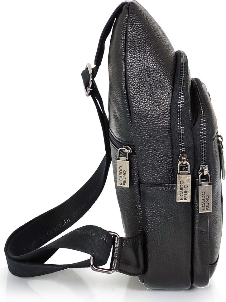 Молодежная мужская сумка-слинг из зернистой кожи черного цвета Ricardo Pruno (21248)