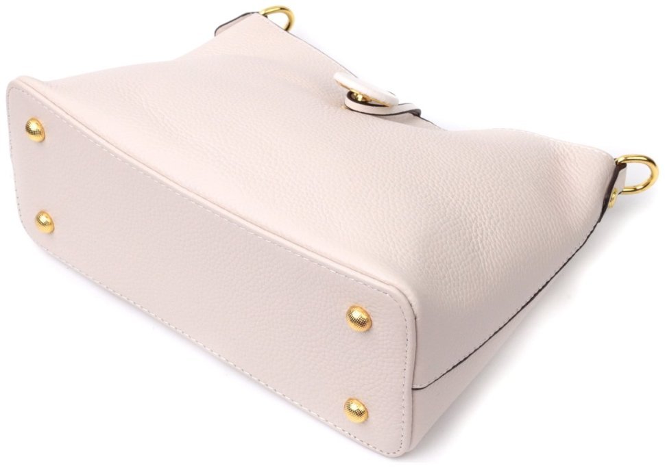 Шкіряна жіноча сумка молочного кольору із застібкою на петельку Vintage 2422321