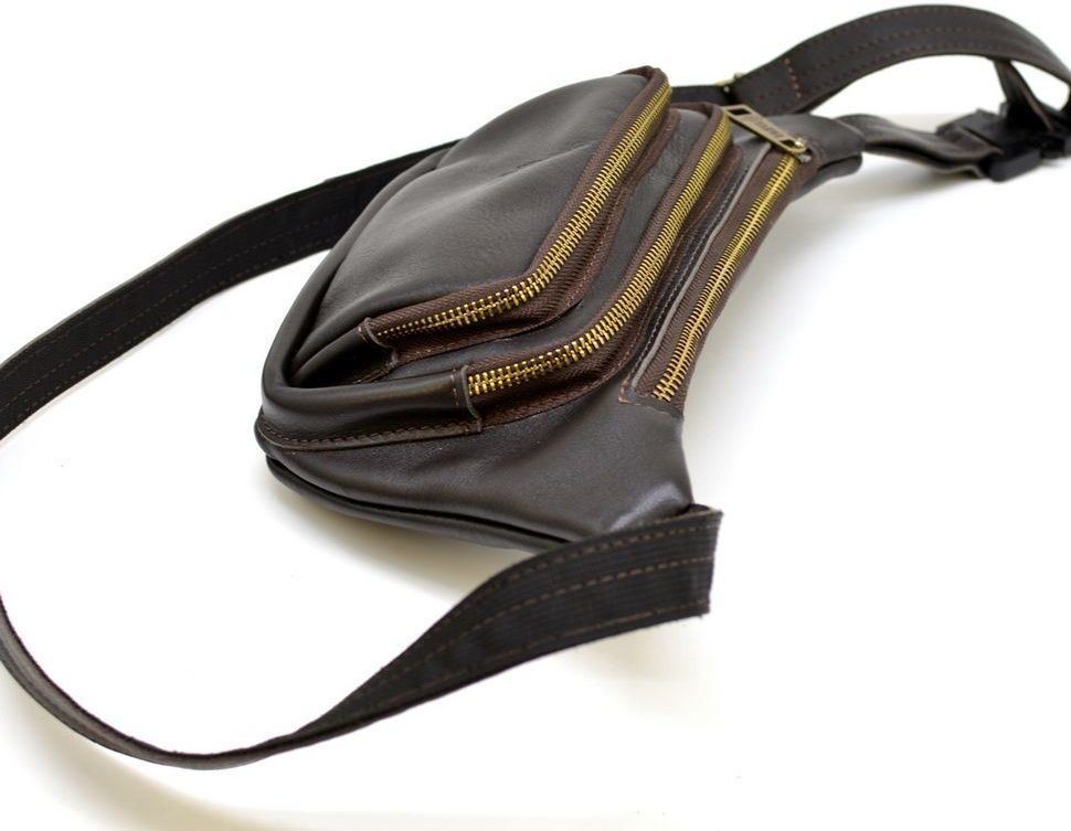 Коричнева сумка на пояс із натуральної шкіри із золотистою фурнітурою TARWA (19659)