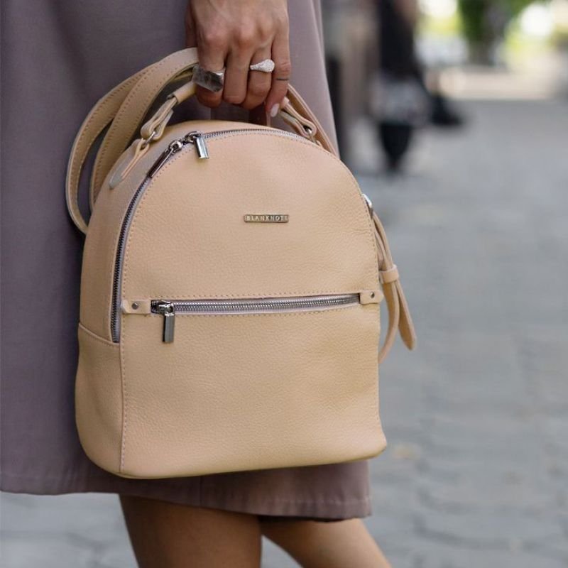 Женский мини-рюкзак из натуральной кожи светло-бежевого цвета BlankNote Kylie (12837)