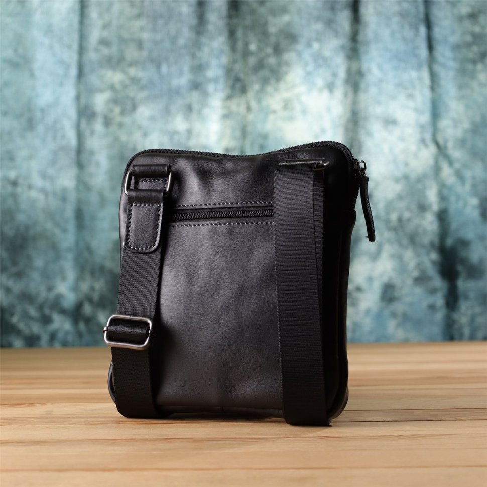 Практичная мужская сумка планшет из гладкой кожи черного цвета Shvigel через плечо 108358 modnotak фото №10