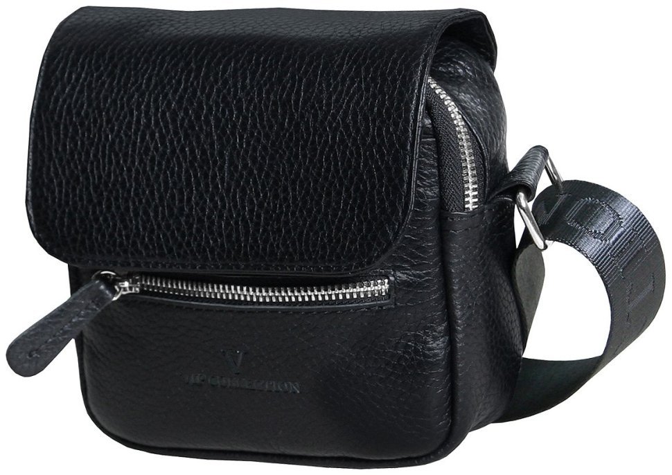 Невелика чоловіча сумка на магніті із фактурної шкіри через плече Vip Collection чорного кольору 102659 фото №1 Невелика чоловіча сумка на магніті із фактурної шкіри через плече Vip Collection чорного кольору 102659 modnotak фото №1