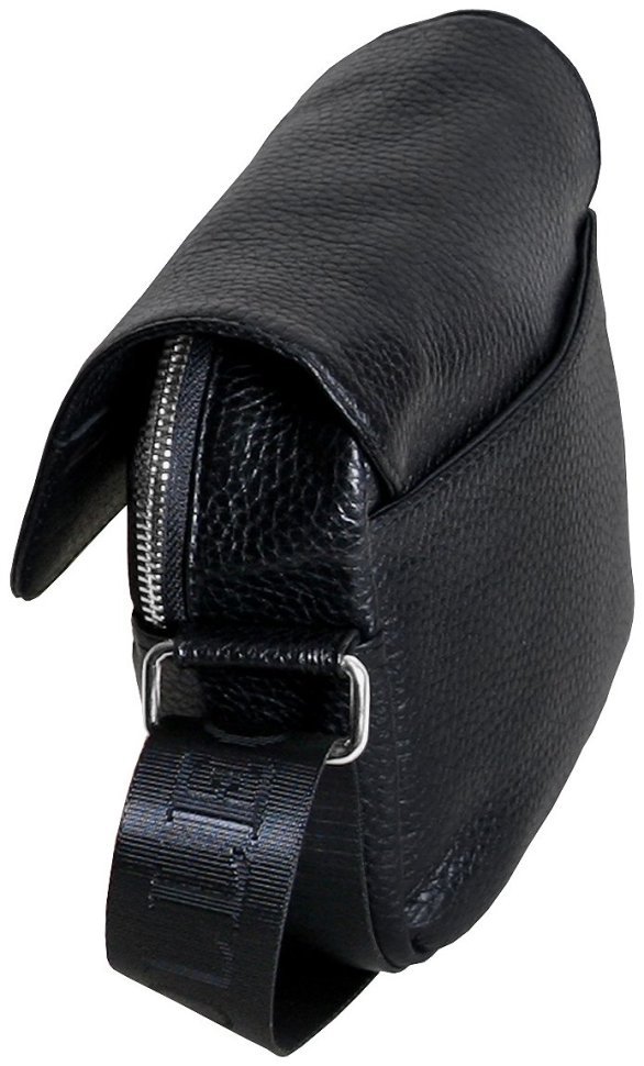 Невелика чоловіча сумка на магніті із фактурної шкіри через плече Vip Collection чорного кольору 102659 фото №5 Невелика чоловіча сумка на магніті із фактурної шкіри через плече Vip Collection чорного кольору 102659 modnotak фото №5