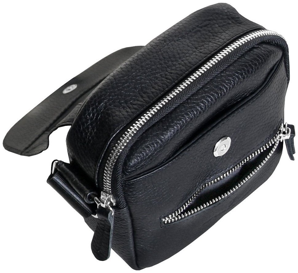 Невелика чоловіча сумка на магніті із фактурної шкіри через плече Vip Collection чорного кольору 102659 фото №8 Невелика чоловіча сумка на магніті із фактурної шкіри через плече Vip Collection чорного кольору 102659 modnotak фото №8