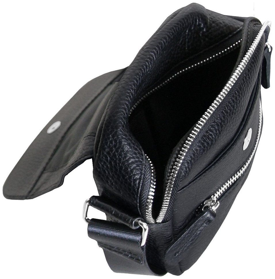 Невелика чоловіча сумка на магніті із фактурної шкіри через плече Vip Collection чорного кольору 102659 фото №9 Невелика чоловіча сумка на магніті із фактурної шкіри через плече Vip Collection чорного кольору 102659 modnotak фото №9