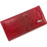 Кожаный лаковый кошелек красного цвета с узором под змею KARYA (21062) - 3