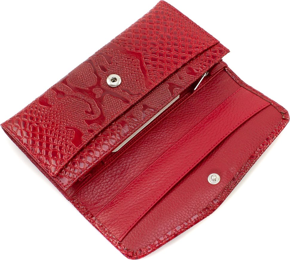 Шкіряний лаковий гаманець червоного кольору з візерунком під змію KARYA (21062)