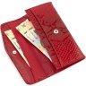 Кожаный лаковый кошелек красного цвета с узором под змею KARYA (21062) - 5
