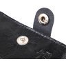 Чорне шкіряне чоловіче портмоне з фіксацією на хлястик та кнопку Shvigel (2416460) - 3
