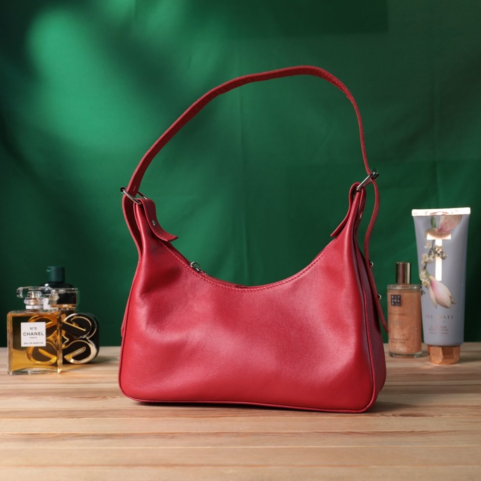 Женская стильная сумка-багет из гладкой натуральной кожи Shvigel 2422832 Красная modnotak фото №10