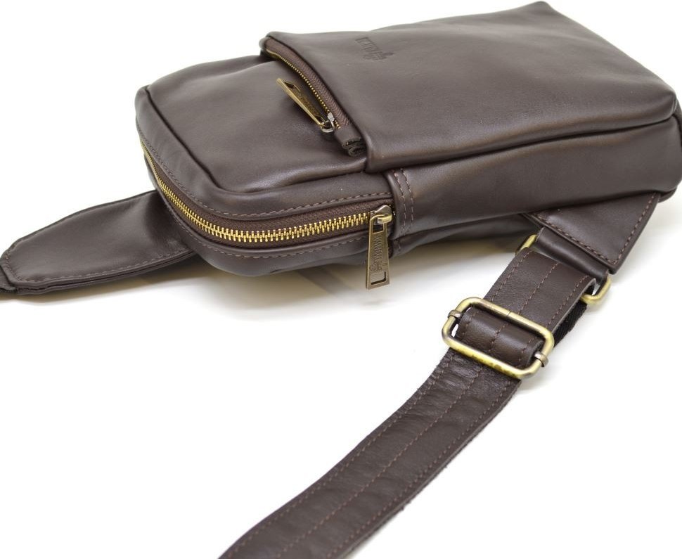 Коричневый мужской слинг-рюкзак на одно плечо из натуральной гладкой кожи TARWA (21652)