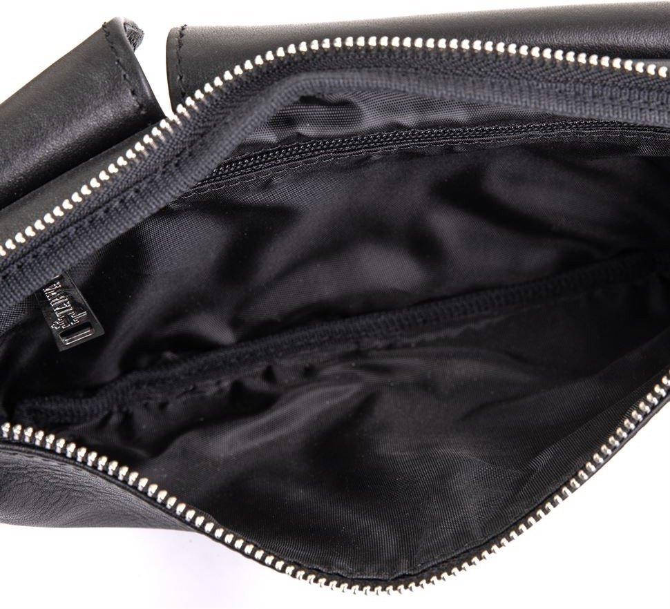 Черная сумка-бананка из натуральной кожи с объемными карманами TARWA (19907)