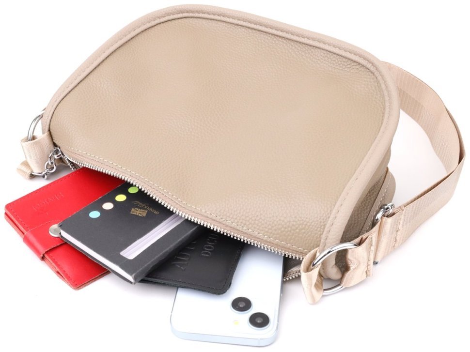 Жіноча напівкругла сумка зі шкіри флотар через плече Vintage 103160 бежева modnotak фото №9