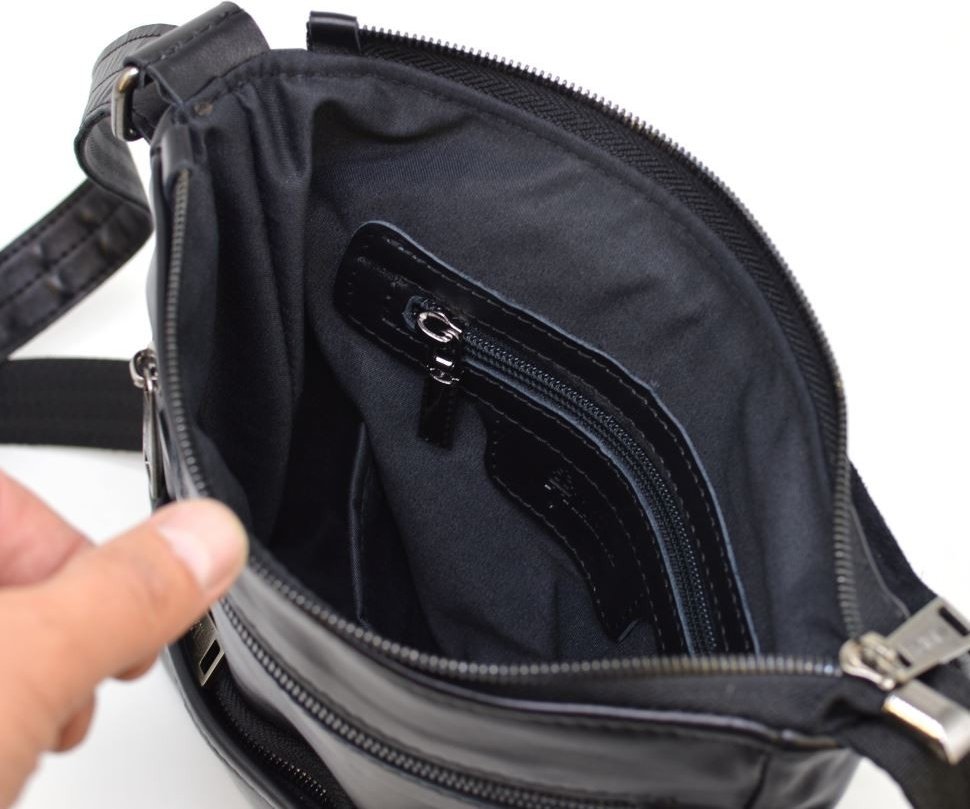 Чорна чоловіча сумка-планшет через плече із натуральної шкіри з клапаном TARWA (21675)