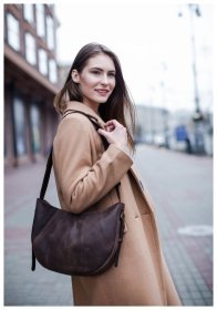 Темно-коричневая сумка на плечо из натуральной кожи BlankNote Круассан (12650)