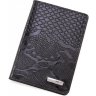 Чорна обкладинка для паспорта з натуральної лакової шкіри під змію KARYA (093-013) - 1