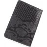 Чорна обкладинка для паспорта з натуральної лакової шкіри під змію KARYA (093-013) - 3