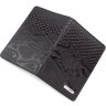 Чорна обкладинка для паспорта з натуральної лакової шкіри під змію KARYA (093-013) - 4