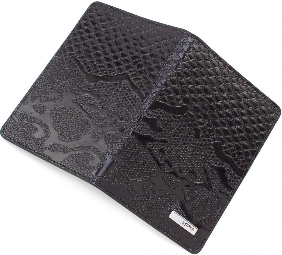 Чорна обкладинка для паспорта з натуральної лакової шкіри під змію KARYA (093-013)