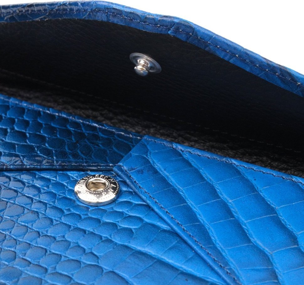 Синій жіночий гаманець із натуральної шкіри з тисненням під рептилію KARYA (2421147)