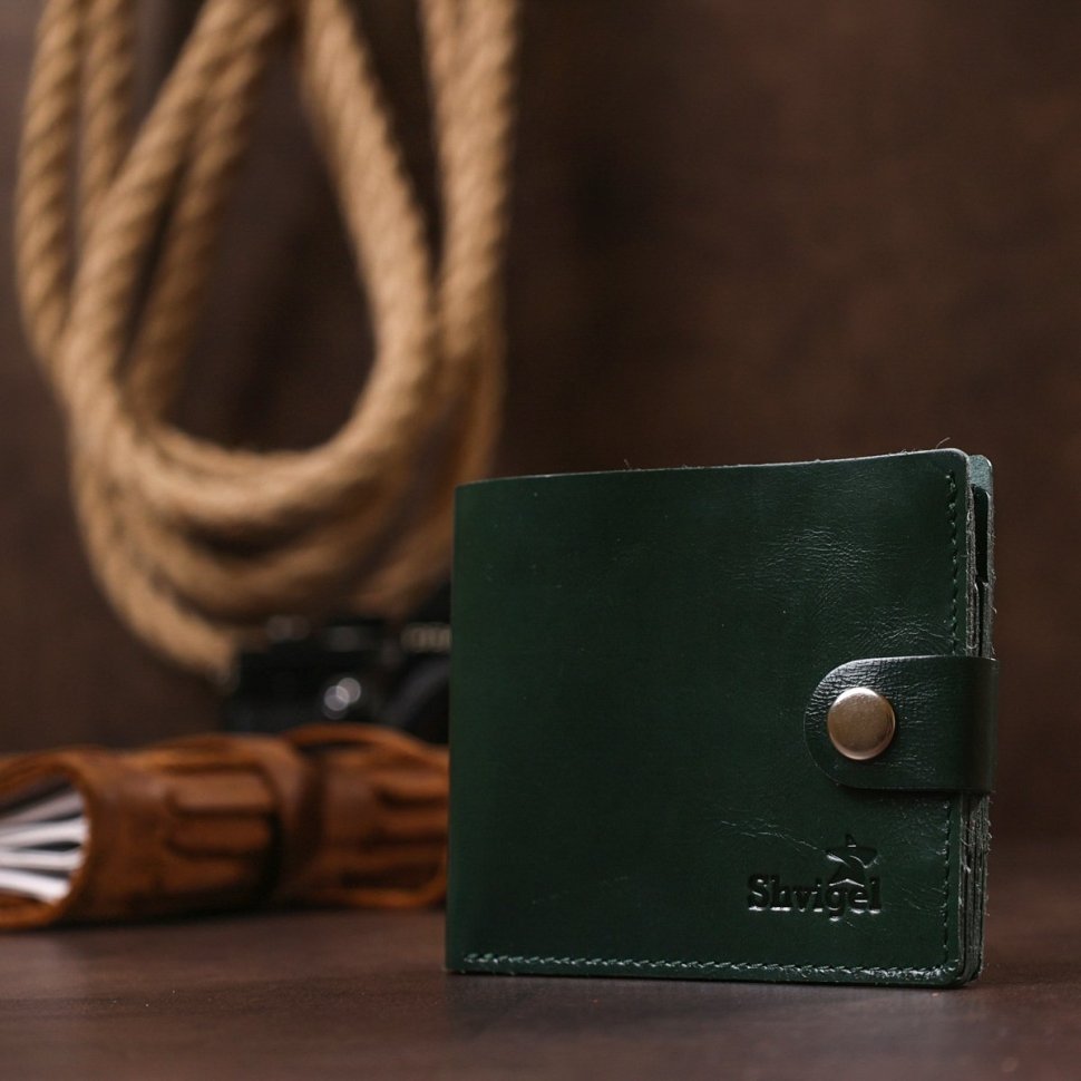 Зелений гаманець подвійної складання з гладкої шкіри з хлястиком на кнопці Shvigel (2416462)