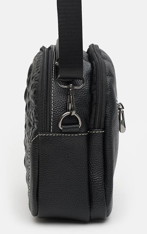 Жіноча шкіряна сумка чорного кольору з тисненням під крокодила та ручкою Keizer (22052)