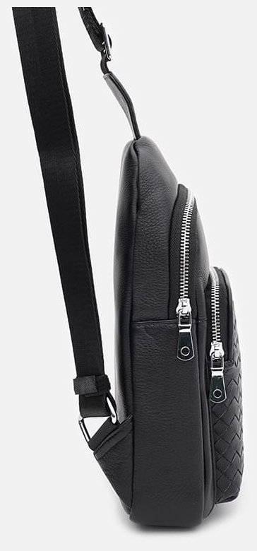 Мужской кожаный слинг-рюкзак черного цвета с эффектом под плетенку Ricco Grande 71662