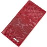 Красный купюрник из лаковой кожи с фактурой под змею на магнитах KARYA (21044)