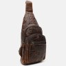 Чоловічий шкіряний слінг рюкзак коричневого кольору з фактурою під рептилію Keizer (21413) - 2
