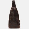 Чоловічий шкіряний слінг рюкзак коричневого кольору з фактурою під рептилію Keizer (21413) - 3