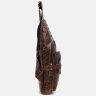 Чоловічий шкіряний слінг рюкзак коричневого кольору з фактурою під рептилію Keizer (21413) - 4
