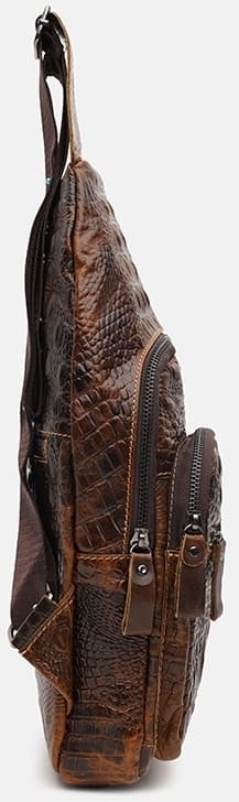 Мужской кожаный слинг-рюкзак коричневого цвета с фактурой под рептилию Keizer (21413)