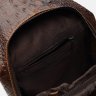 Чоловічий шкіряний слінг рюкзак коричневого кольору з фактурою під рептилію Keizer (21413) - 5