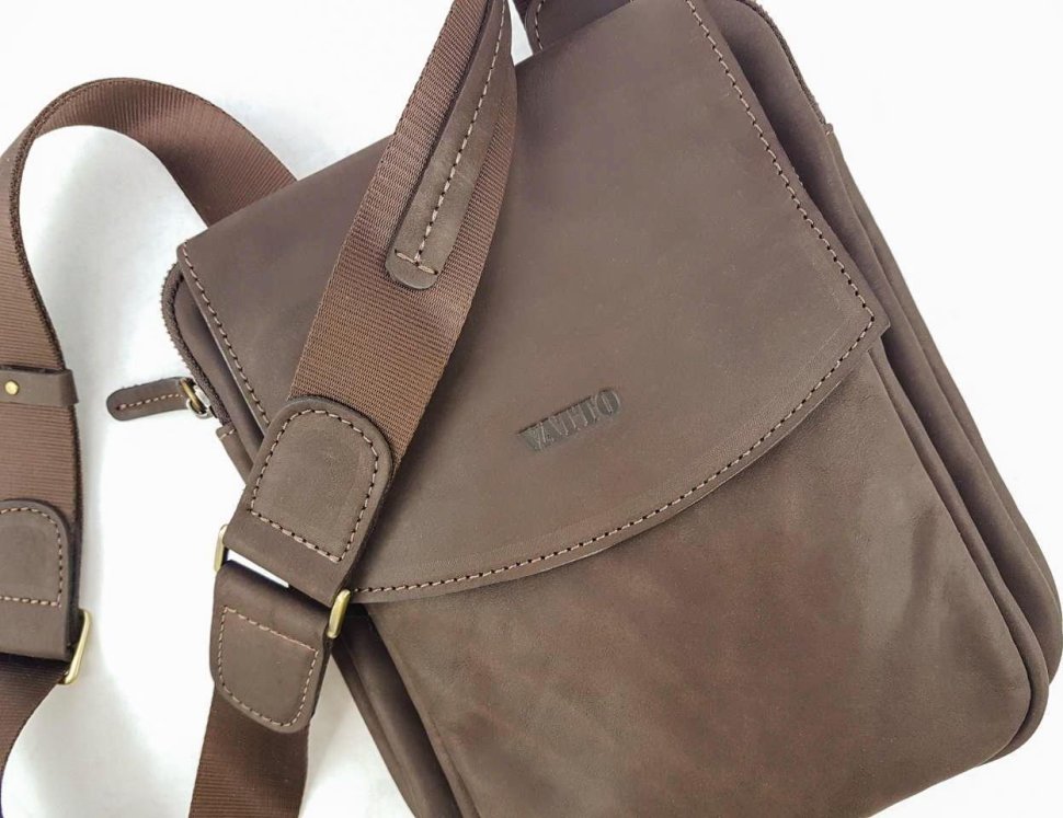 Мужская стильная сумка коричневого цвета VATTO (11704)