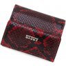 Невеликий шкіряний жіночий гаманець червоно-чорного кольору з фактурою під змію KARYA (15539) - 3