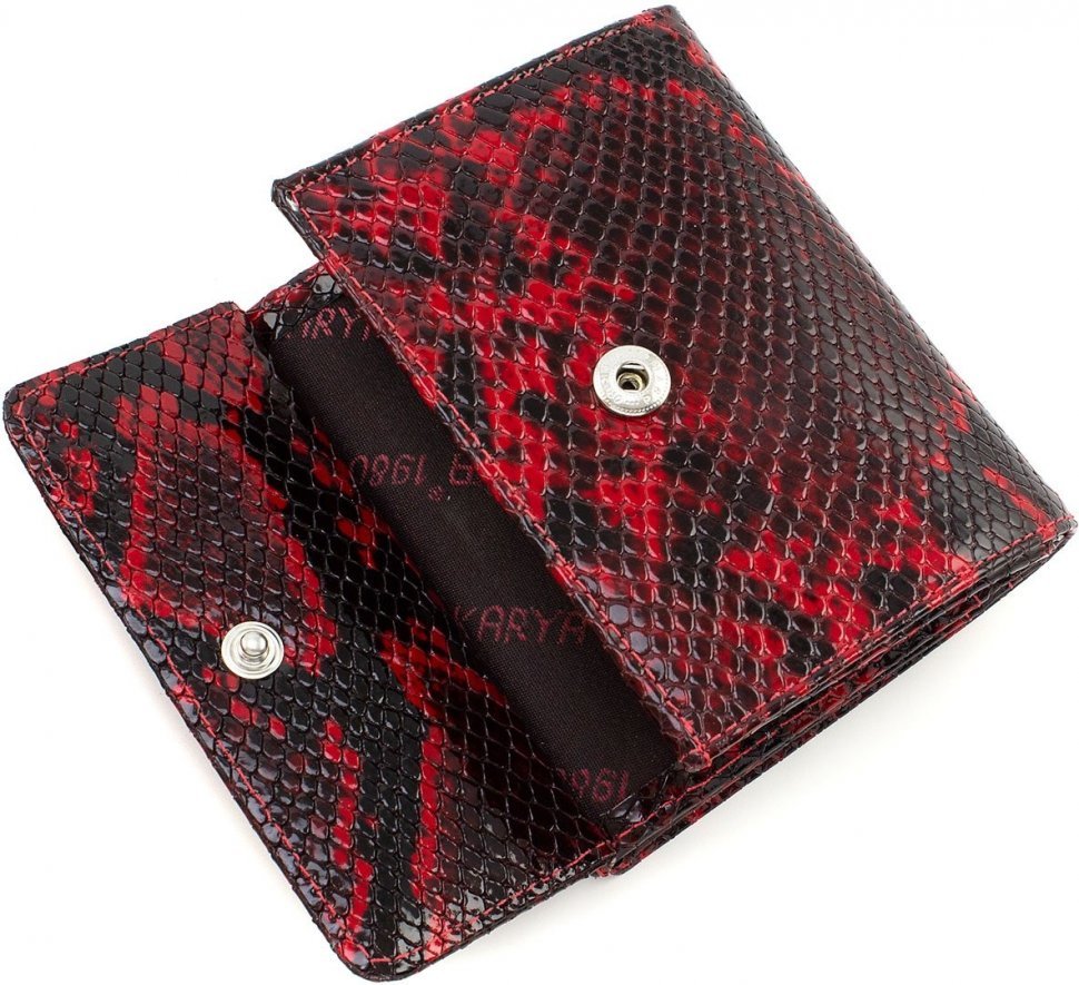 Невеликий шкіряний жіночий гаманець червоно-чорного кольору з фактурою під змію KARYA (15539)