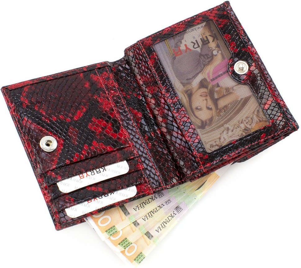 Невеликий шкіряний жіночий гаманець червоно-чорного кольору з фактурою під змію KARYA (15539)