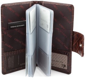 Крупная кожаная визитница коричневого цвета с тиснением под крокодила KARYA (008-61)