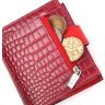Красный женский лаковый кошелек из натуральной кожи под рептилию с хлястиком на кнопке KARYA (2420949) - 6