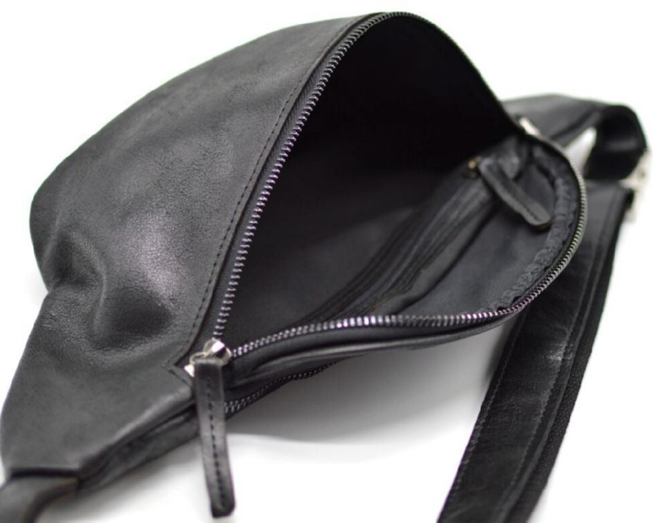 Велика сумка на пояс із чорної шкіри на блискавковій застібці TARWA (19649)