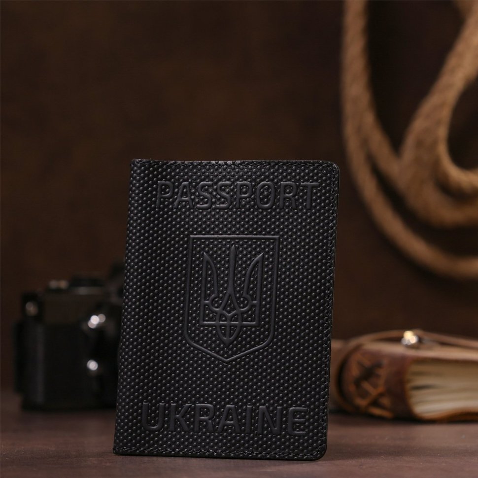 Черная кожаная обложка на паспорт с гербом Shvigel (2413931)