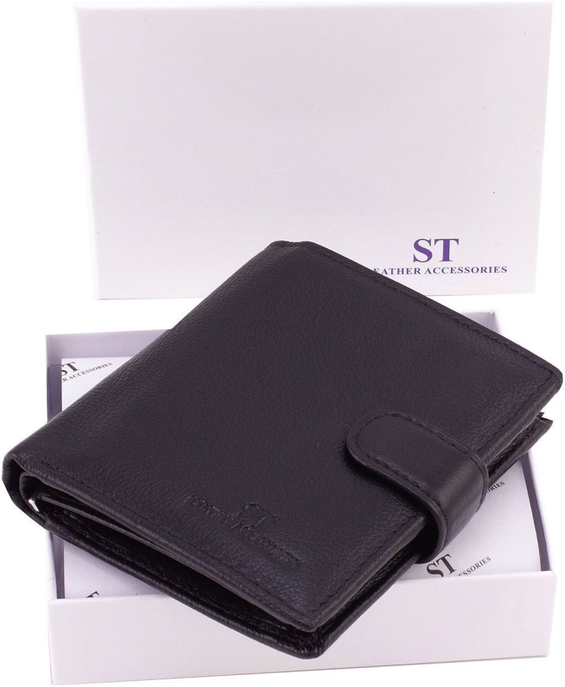 Мужское портмоне из натуральной кожи черного цвета с хлястиком на кнопке ST Leather 1767364