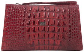 Удобная женская косметичка из натуральной кожи с тиснением под крокодила Desisan 80965 темно-красного цвета