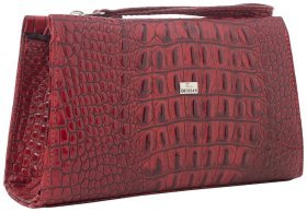 Удобная женская косметичка из натуральной кожи с тиснением под крокодила Desisan 80965 темно-красного цвета