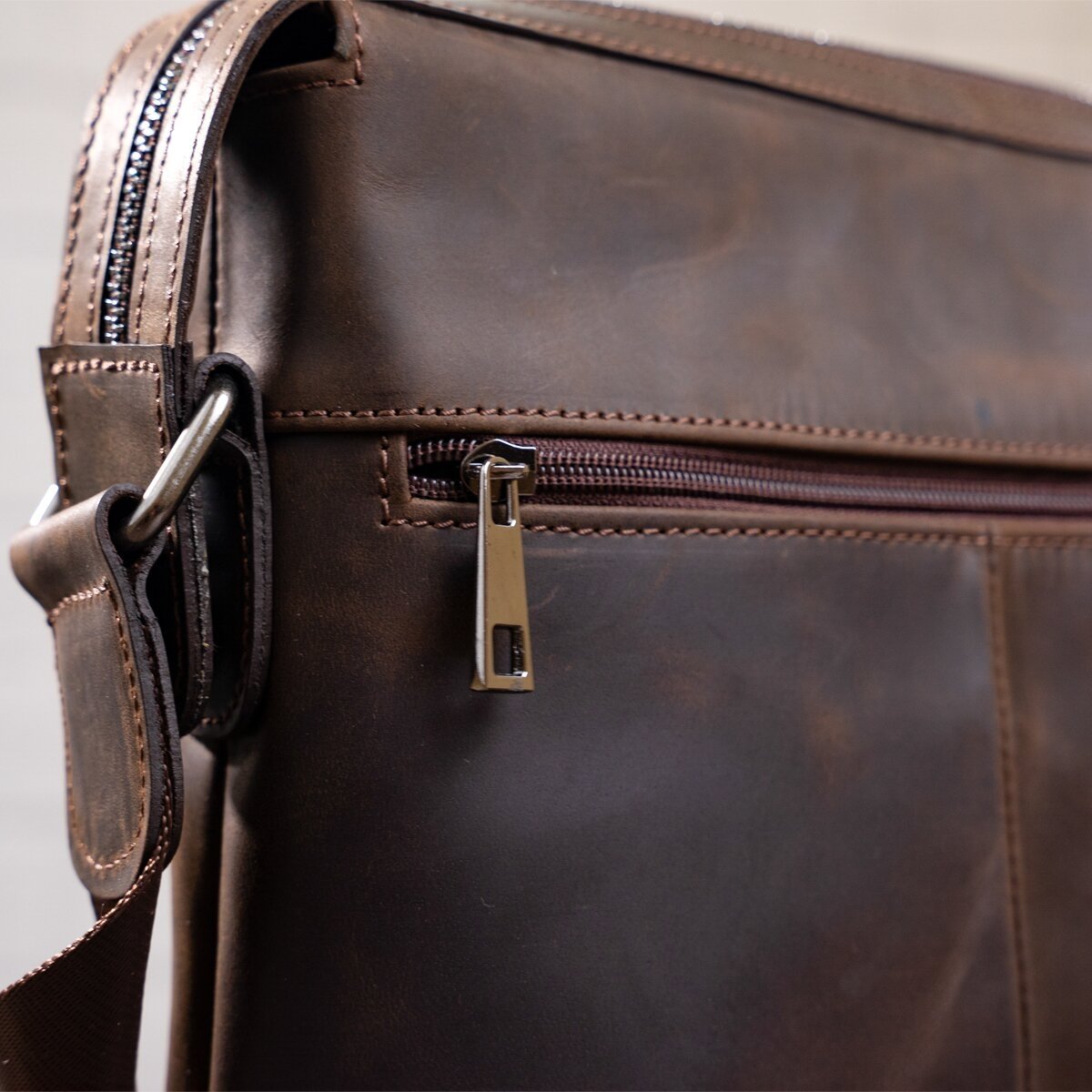 Винтажная мужская сумка-планшет вертикального типа из натуральной коричневой кожи SHVIGEL (11099)