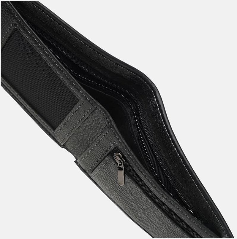 Практичное мужское портмоне из натуральной кожи черного цвета с хлястиком на магните Ricco Grande 65265