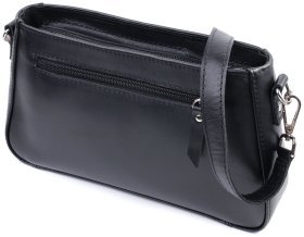 Трендова шкіряна жіноча сумка-багет з ланцюжком Shvigel 2422838 Чорна