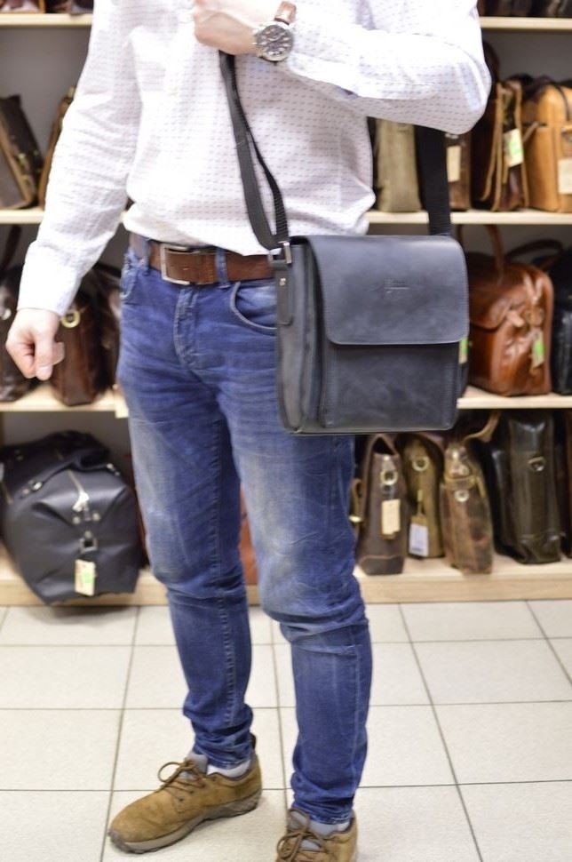 Добротная вертикальная мужская сумка на плечо из винтажной кожи черного цвета TARWA (19678)